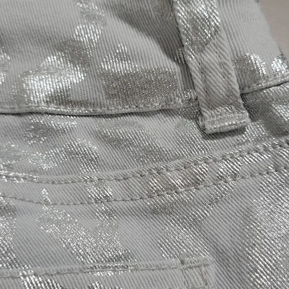 Chico's Platinum Denim Leopard Print Metallic Crop Jeans Size 3 (38) Silver - Picture 7 of 14